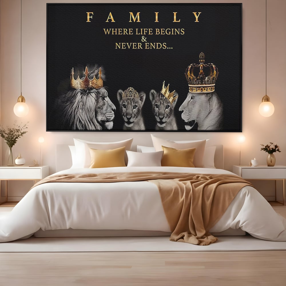 Tablou canvas cu tablou canvas cu familie de lei, in rama de aluminiu negru, pe perete intr-un dormitor